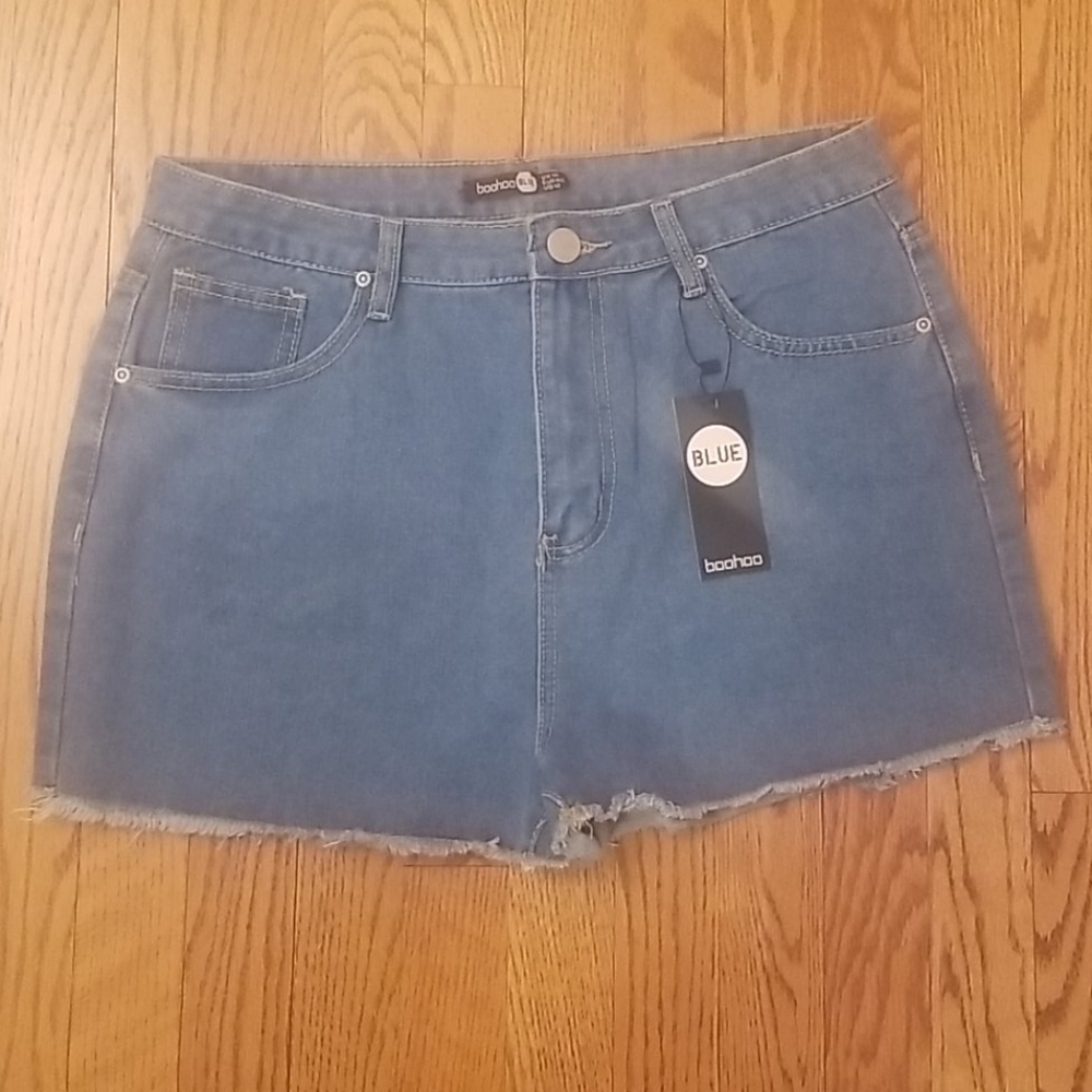 NWT - BooHoo high rise frayed mom shorts 14